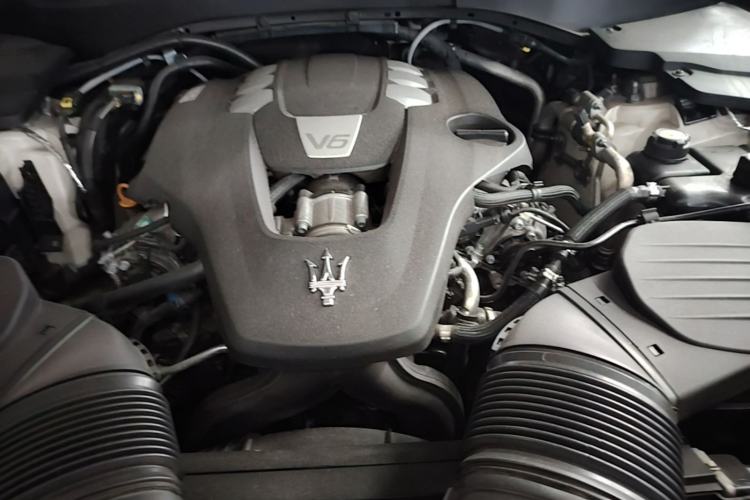 Used Maserati Levante 2018 3.0T Classic Edition Engine Bay