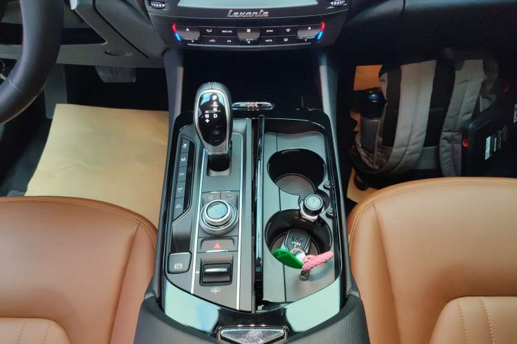 Used Maserati Levante 2018 3.0T Standard Edition Gear Lever