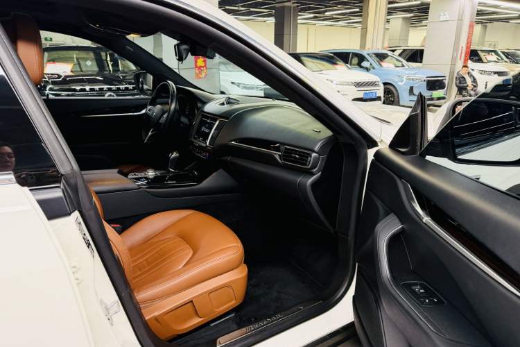 Used Maserati Levante 2018 3.0T Classic Edition Interior 4
