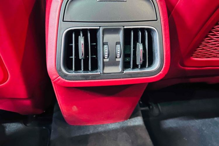 Used Maserati Levante 2018 3.0T Standard Edition Interior 8