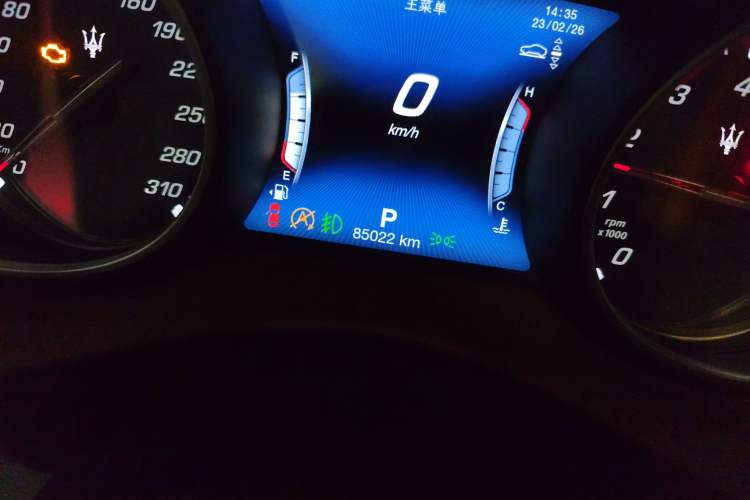 Used Maserati Levante 2018 3.0T Standard Edition Odometer Close Up