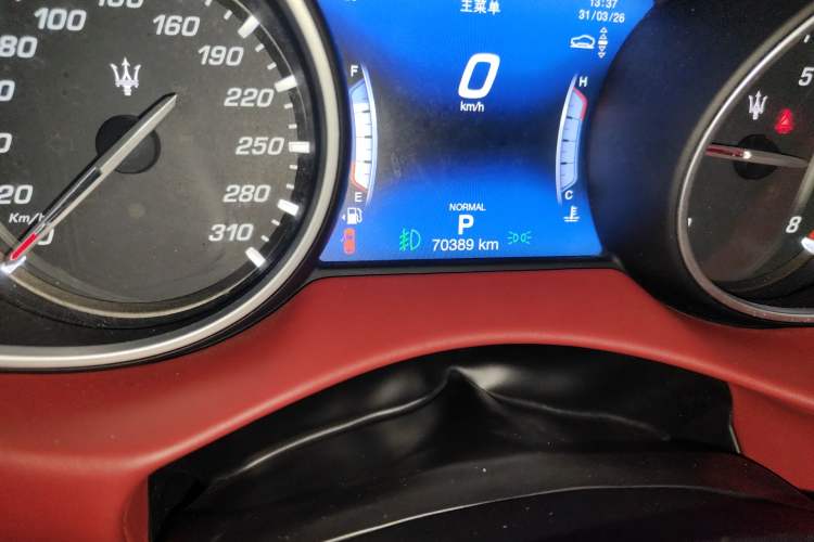 Used Maserati Levante 2018 3.0T Classic Edition Odometer Close Up