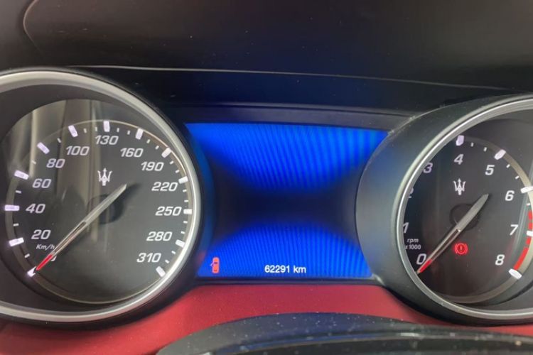 Used Maserati Levante 2018 3.0T Standard Edition Odometer Close Up