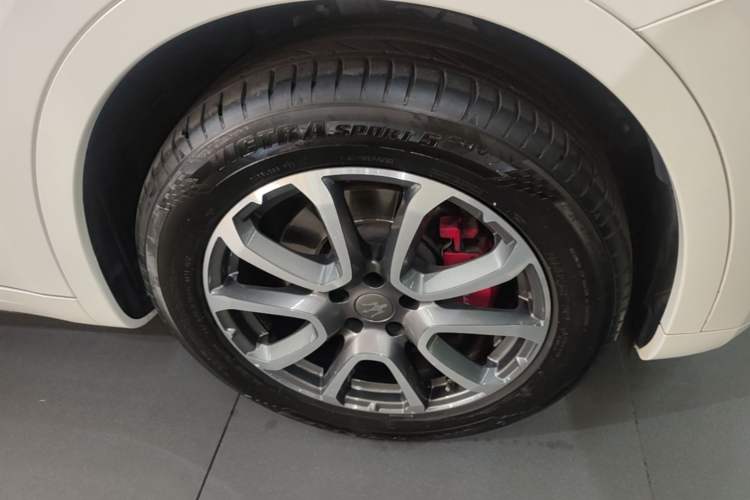 Used Maserati Levante 2018 3.0T Luxury Zegna Edition Right Front Wheel Hub