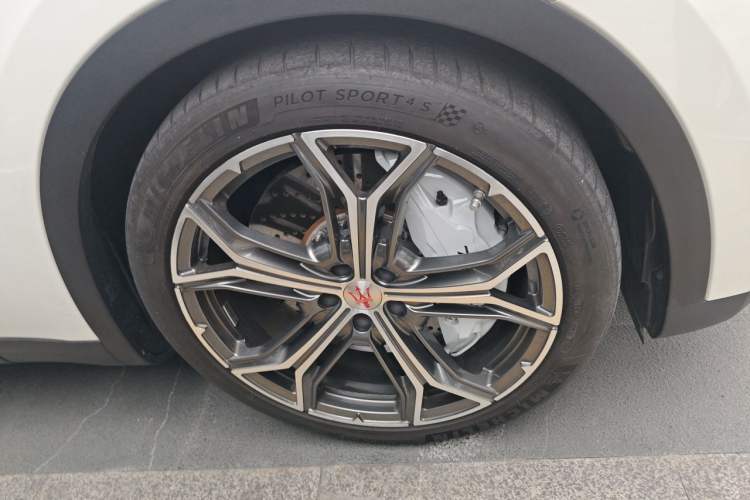 Used Maserati Levante 2018 3.0T Standard Edition Right Front Wheel Hub