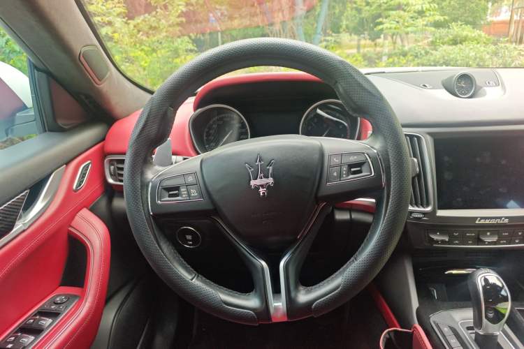 Used Maserati Levante 2018 3.0T Standard Edition Steering Wheel
