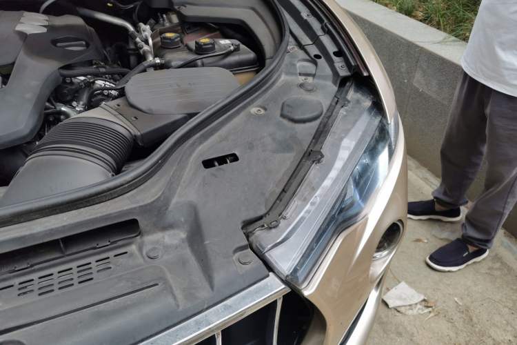 Used Maserati Levante 2018 3.0T Standard Edition Engine Bay Left