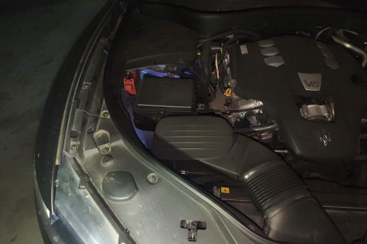 Used Maserati Levante 2018 3.0T Classic Edition Engine Bay Right
