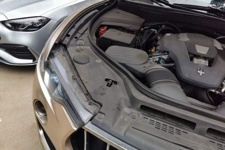 Used Maserati Levante 2018 3.0T Standard Edition Engine Bay Right