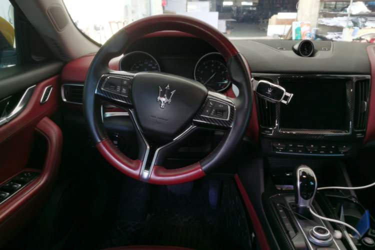 Used Maserati Levante 2018 3.0T Standard Edition Steering Wheel