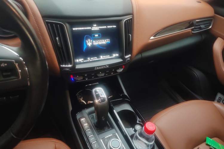 Used Maserati Levante 2019 3.0T Standard Version China VI Audio And AC Panel