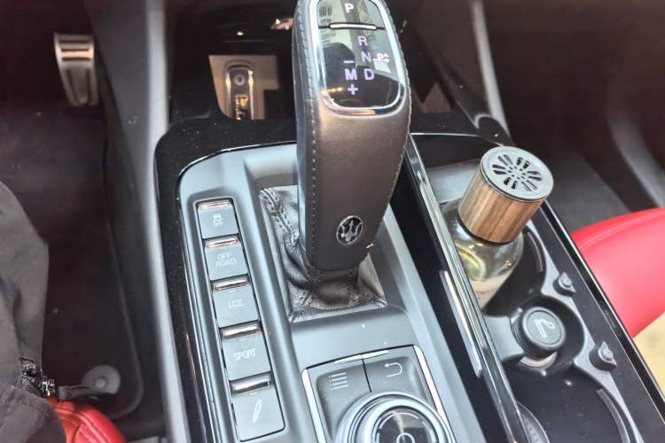 Used Maserati Levante 2019 3.0T Standard Version China V Emission Standard Gear Lever