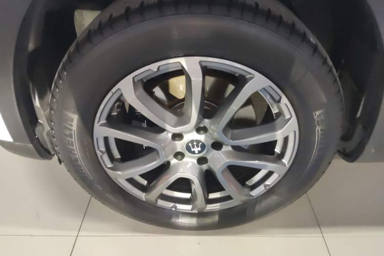 Used Maserati Levante 2019 3.0T Standard Version China VI Left Front Wheel Hub