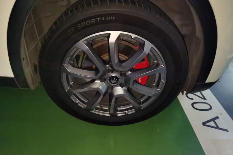 Used Maserati Levante 2019 3.0T Standard Version China VI Right Front Wheel Hub