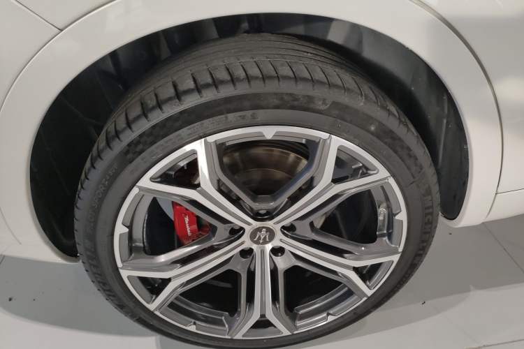 Used Maserati Levante 2019 3.0T Standard Version China VI Right Rear Wheel Hub