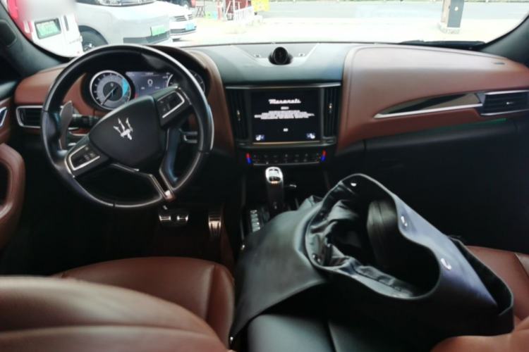 Used Maserati Levante 2020 3.0T Standard Edition Center Console