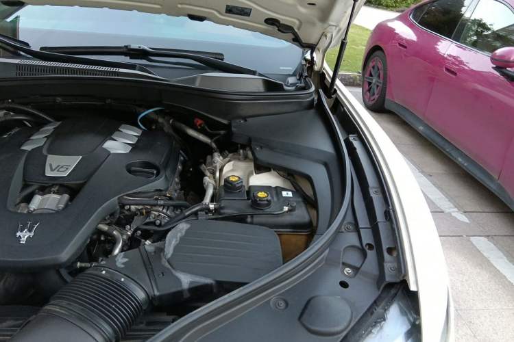 Used Maserati Levante 2020 3.0T Standard Edition Engine Bay Left
