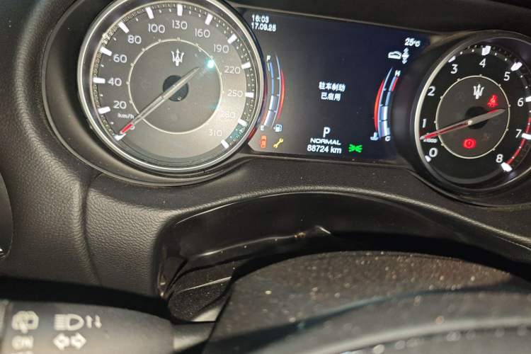 Used Maserati Levante 2020 3.0T Standard Edition Odometer Close Up