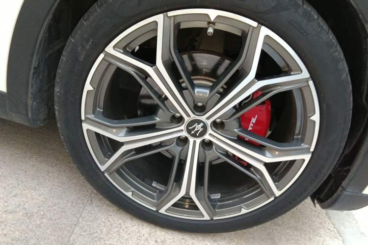 Used Maserati Levante 2020 3.0T Standard Edition Right Front Wheel Hub