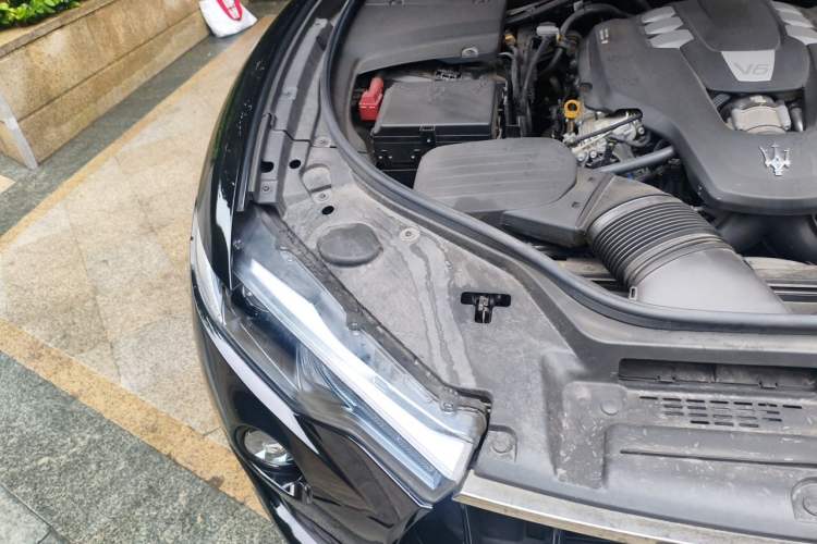 Used Maserati Levante 2021 3.0T Standard Edition Engine Bay Right