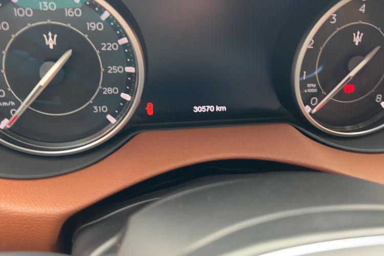 Used Maserati Levante 2021 3.0T Standard Edition Odometer Close Up