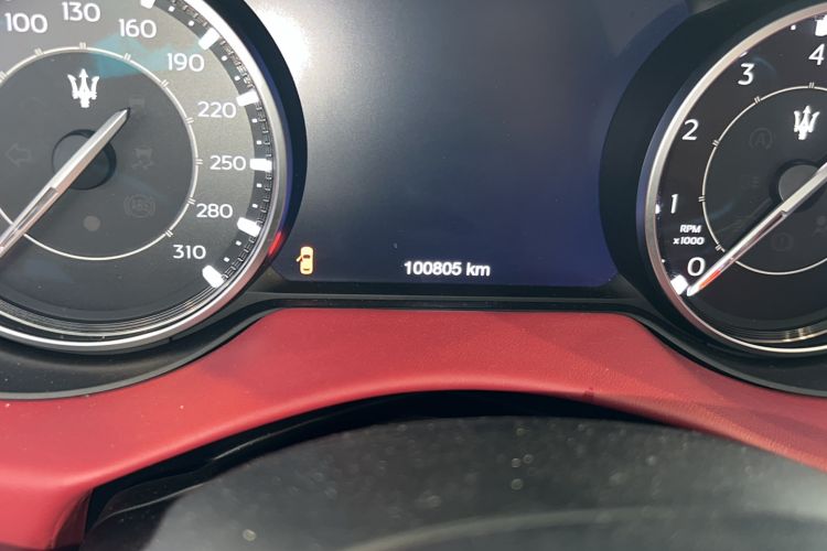 Used Maserati Levante 2021 3.0T Standard Edition Odometer Close Up