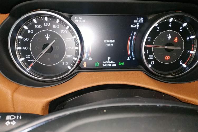 Used Maserati Levante 2021 3.0T Standard Edition Odometer Close Up