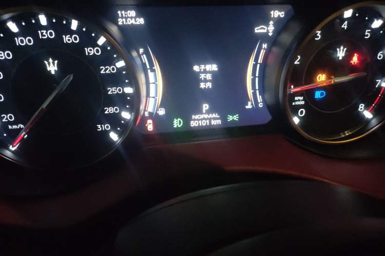 Used Maserati Levante 2021 3.0T Standard Edition Odometer Close Up