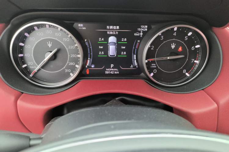 Used Maserati Levante 2021 3.0T Standard Edition Odometer Close Up