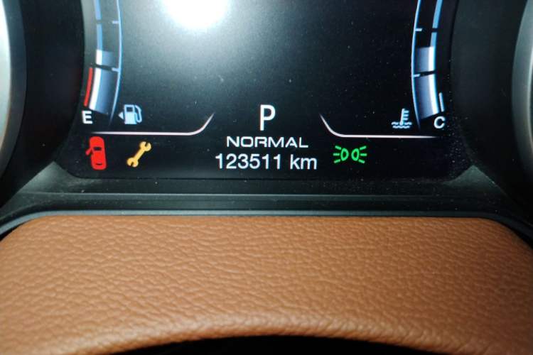 Used Maserati Levante 2021 3.0T Standard Edition Odometer Close Up