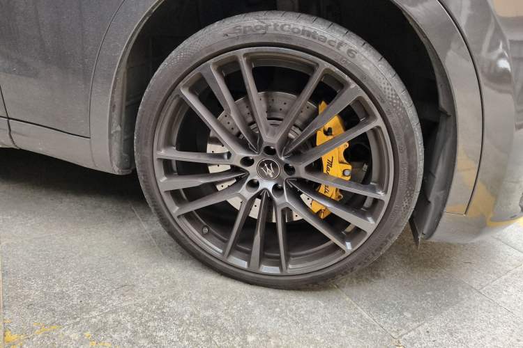 Used Maserati Levante 2021 3.8T Trofeo Right Front Wheel Hub