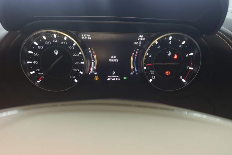 Used Maserati Levante 2021 3.0T Standard Edition Odometer Close Up