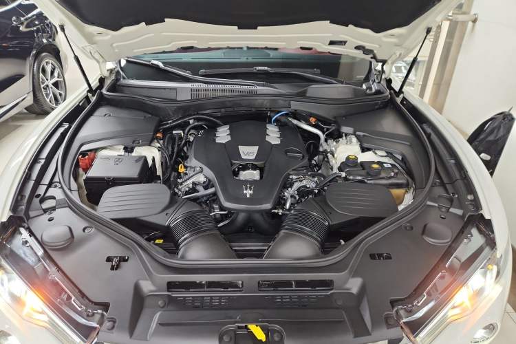 Used Maserati Levante 2021 3.0T Standard Edition Engine Bay