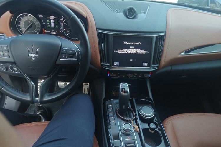 Used Maserati Levante 2022 2.0T GT Sharp Edition Center Console