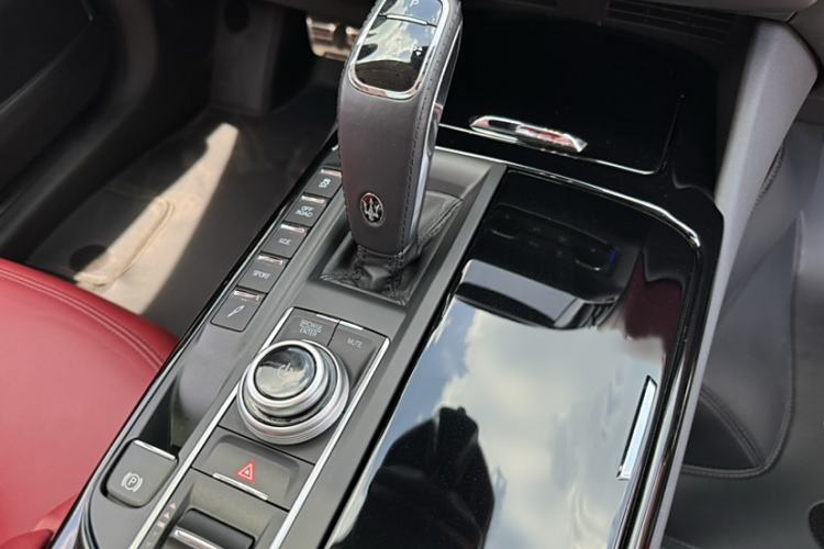 Used Maserati Levante 2022 2.0T GT Sharp Edition Interior 4