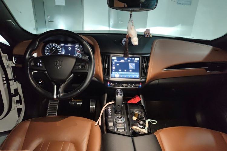 Used Maserati Levante 2022 2.0T GT Sharp Edition Center Console