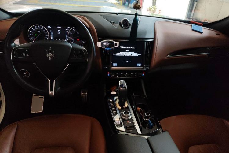 Used Maserati Levante 2022 2.0T GT Sharp Edition Center Console