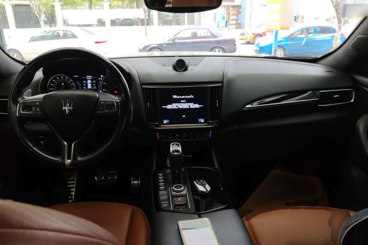 Used Maserati Levante 2022 2.0T GT Sharp Edition Center Console