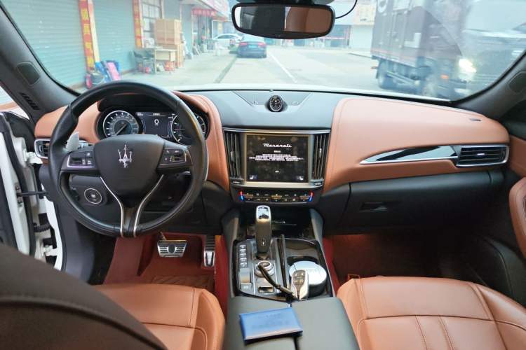 Used Maserati Levante 2023 3.0T Modena Center Console