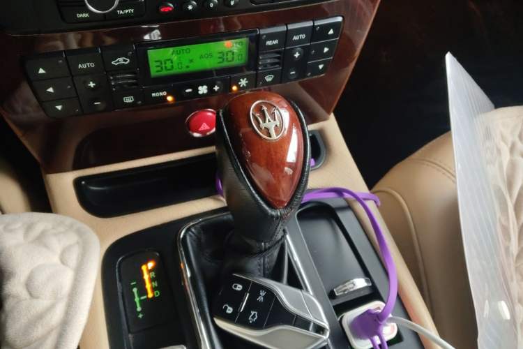 Used Maserati President 2010 4.2L Elite Edition Gear Lever