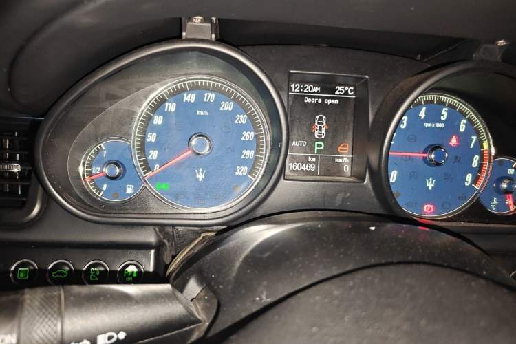 Used Maserati President 2010 4.7L Sport Edition Odometer Close Up