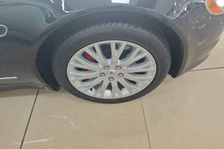 Used Maserati President 2010 4.2L Elite Edition Right Front Wheel Hub