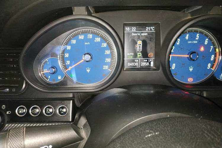 Used Maserati President 2010 4.7L Sport Edition Odometer Close Up