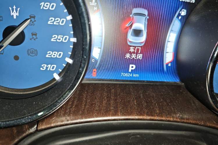 Used Maserati President 2013 3.0T Standard Model Odometer Close Up