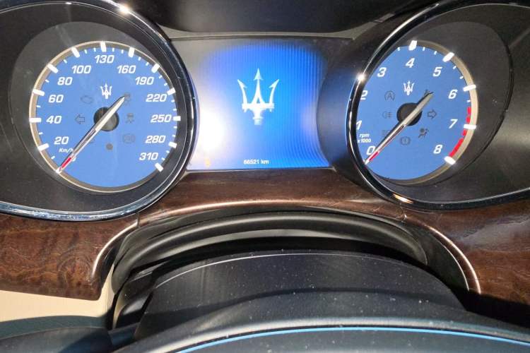 Used Maserati President 2013 3.0T Standard Model Odometer Close Up