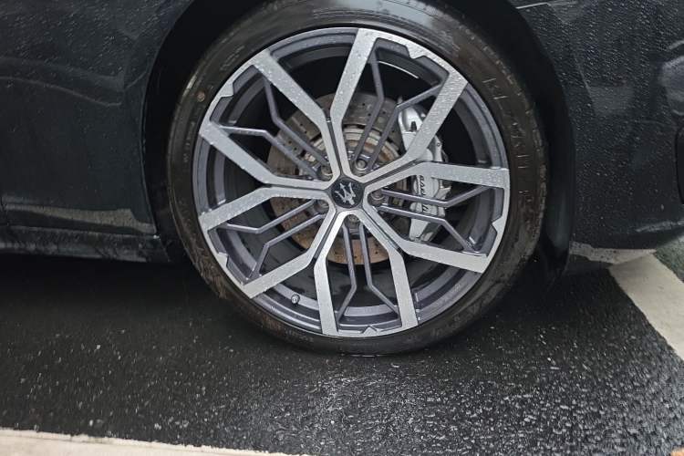 Used Maserati President 2013 3.0T Standard Model Right Front Wheel Hub