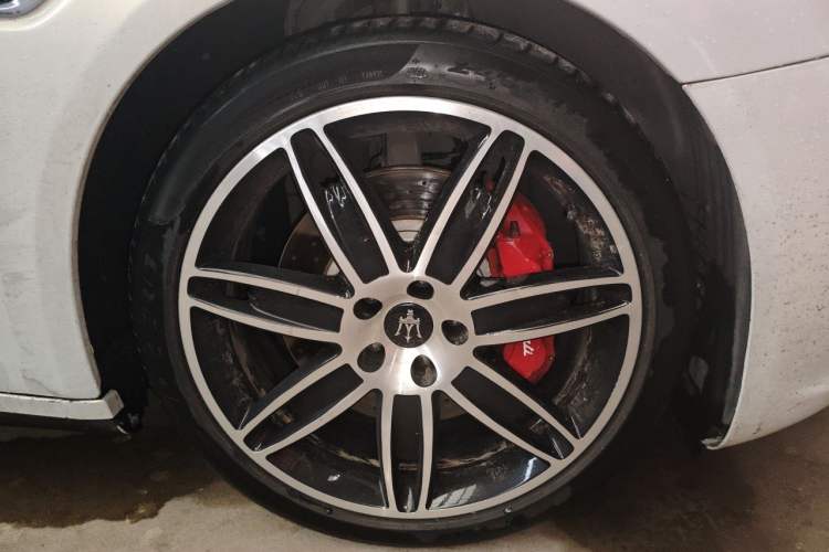 Used Maserati President 2013 3.0T Standard Model Right Front Wheel Hub