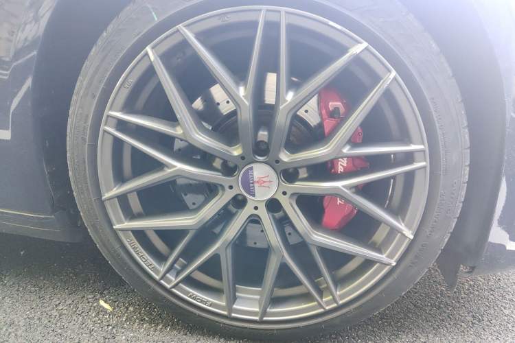 Used Maserati President 2013 3.0T Standard Model Right Front Wheel Hub