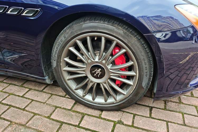 Used Maserati President 2013 3.0T Standard Model Right Front Wheel Hub