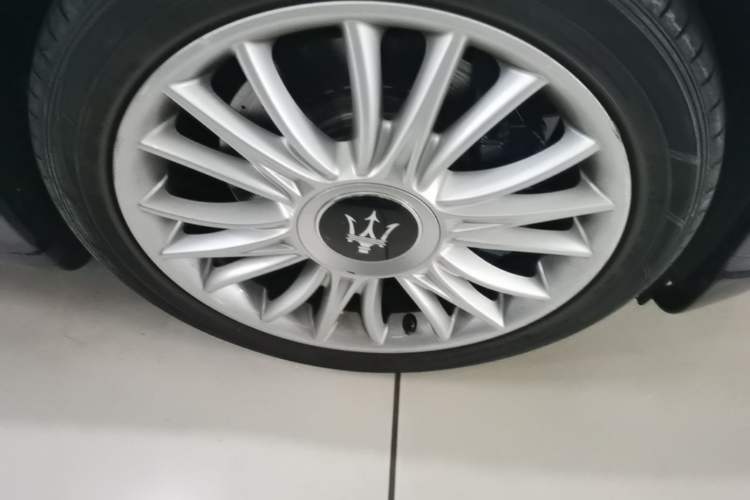 Used Maserati President 2013 3.0T Standard Model Right Front Wheel Hub